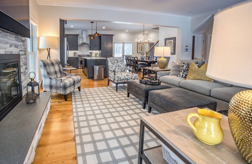 Lanesborough House | Mountain Blossom Retreat by Evergreen Home