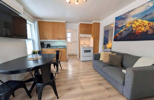 Saint-Tite-des-Caps Ski Chalet | Mountain Breeze Refuge near Mont-Ste-Anne