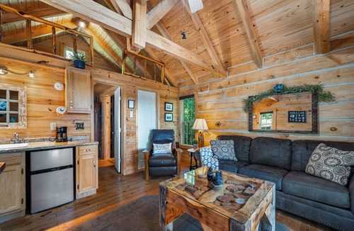 Fort Payne Cabin | Mountain brow get away! Private and quiet, perfect for a romantic get a way!