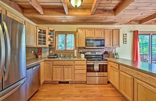 Lake Ariel House | Mountain Cabin w/Deck Near Year-Round Recreation!
