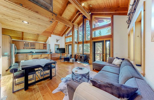 Kings Beach House | Mountain cabin with amazing views, hot tub, office & Pac-Man arcade near skiing