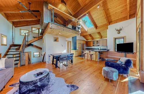 Kings Beach House | Mountain cabin with amazing views, hot tub, office & Pac-Man arcade near skiing