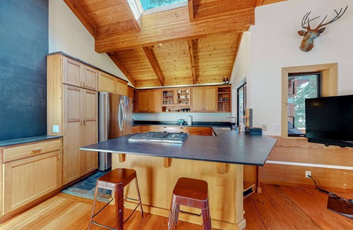 Kings Beach House | Mountain cabin with amazing views, hot tub, office & Pac-Man arcade near skiing