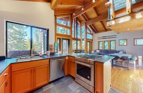 Kings Beach House | Mountain cabin with amazing views, hot tub, office & Pac-Man arcade near skiing