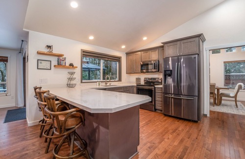 Skykomish Ski Chalet | Mountain Chalet*Riverfront*Hottub*StevensPass