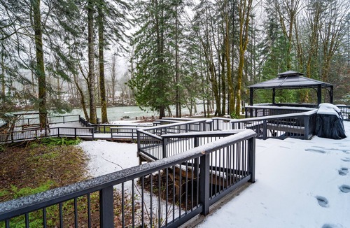 Skykomish Ski Chalet | Mountain Chalet*Riverfront*Hottub*StevensPass