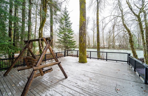 Skykomish Ski Chalet | Mountain Chalet*Riverfront*Hottub*StevensPass