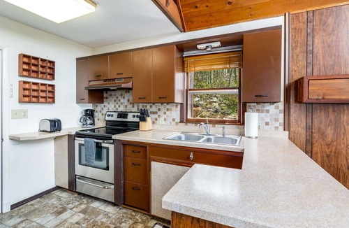 Capon Bridge Ski Chalet | Mountain chalet w/hot tub & fire pit