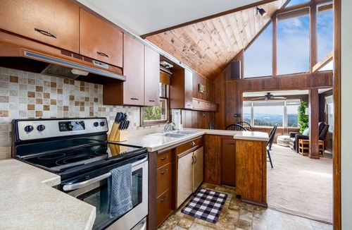 Capon Bridge Ski Chalet | Mountain chalet w/hot tub & fire pit