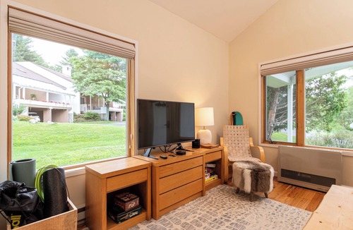 Warren Condo | Mountain condo by Sugarbush w/fireplace