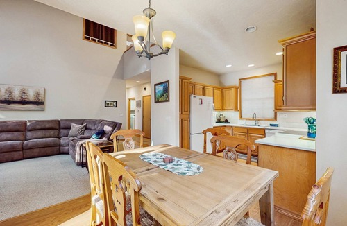 Welches House | Mountain condo with pool tabl & private hot tub - great for golfers, skiers & hikers