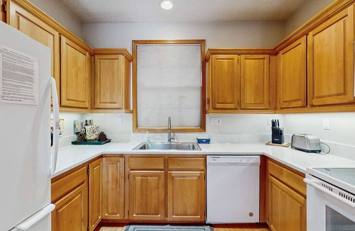 Welches House | Mountain condo with pool tabl & private hot tub - great for golfers, skiers & hikers