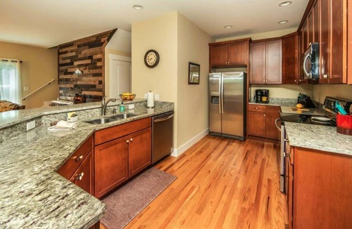 Horse Shoe House | Mountain Cottage Comfort - Highly Rated - King Beds - A+ Location - Fast WiFi