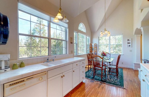 Groveland House | Mountain Crest