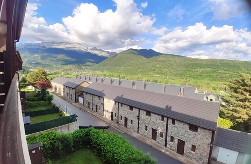 Villanua Apartment | Mountain Duplex for 4 Guests with Parking in Villanúa