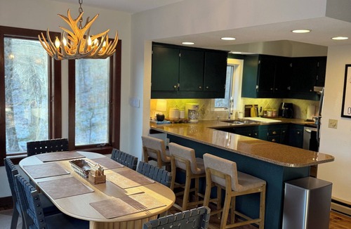Plymouth Cabin | Mountain Escape - HotTub - FirePit - BBQ - Hiking - Near Lakes