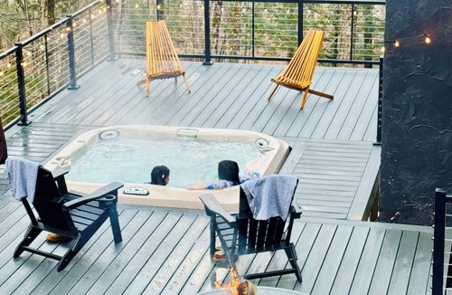 Plymouth Cabin | Mountain Escape - HotTub - FirePit - BBQ - Hiking - Near Lakes