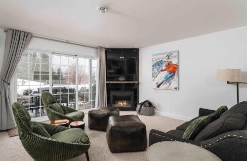 Saint-Faustin-Lac-Carre Apartment | Mountain Escape Ski-In Ski-Out Laurentians