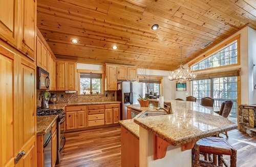 Truckee Cabin | Mountain Escape Tahoe Donner Cabin Hot Tub, Pool Table & Forest Setting