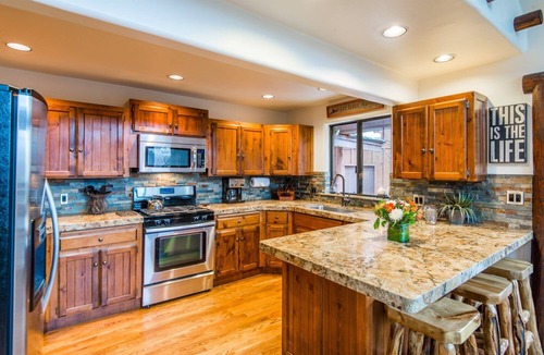 Sundance Cabin | MOUNTAIN FAVORITE - ASPEN RIDGE, HOT TUB, FULL VIEW OF SKI SLOPES, WOOD BURNING FIREPLACES