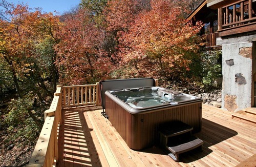 Sundance Cabin | MOUNTAIN FAVORITE - ASPEN RIDGE, HOT TUB, FULL VIEW OF SKI SLOPES, WOOD BURNING FIREPLACES