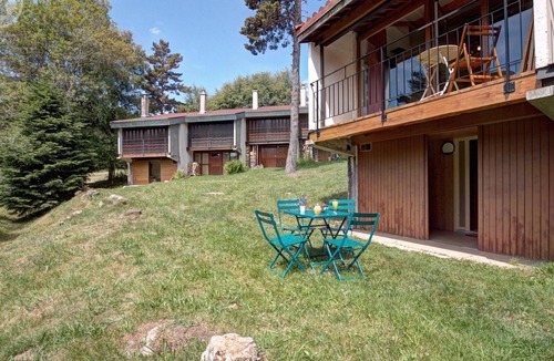 Chalmazel-Jeansagniere Apartment | Mountain triplex with sauna and balcony in Chalmazel
