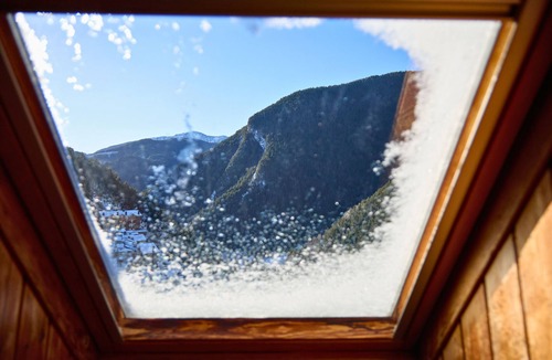 Arinsal Apartment | Mountain Gem: Duplex w Views Near the Slopes