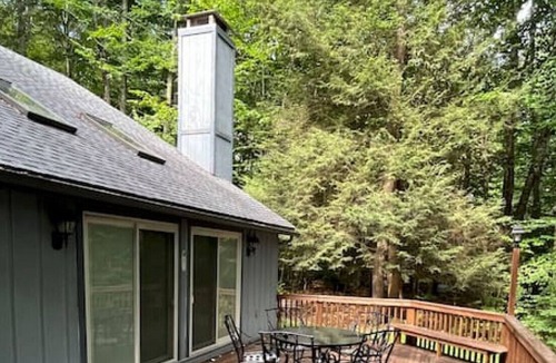 Pocono Pines Cabin | Mountain Getaway + Firepit!