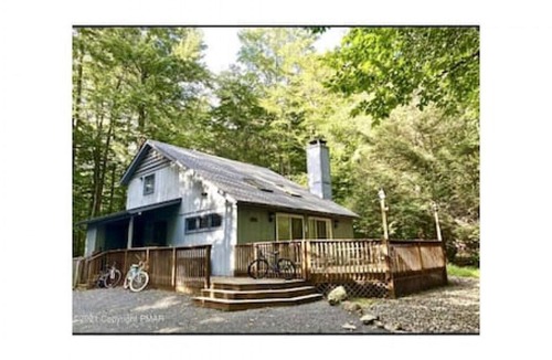 Pocono Pines Cabin | Mountain Getaway + Firepit!