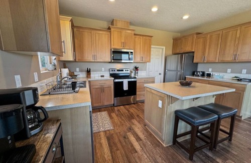 Cascade House | Mountain Getaway | Spacious Home + Scenic Views