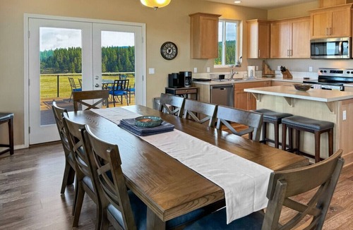Cascade House | Mountain Getaway | Spacious Home + Scenic Views