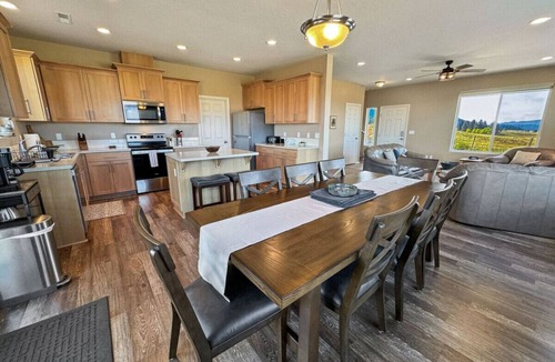 Cascade House | Mountain Getaway | Spacious Home + Scenic Views