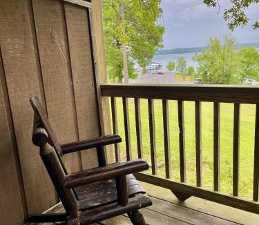 Mount Ida Hotel | Mountain Harbor Queen Guest Room on Lake Ouachita