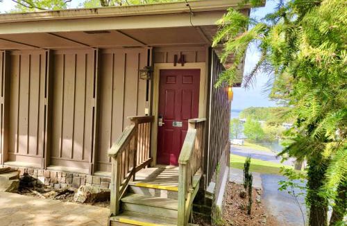 Mount Ida Hotel | Mountain Harbor Queen Guest Room on Lake Ouachita