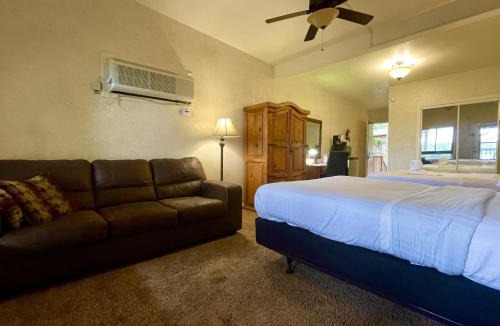 Mount Ida Hotel | Mountain Harbor Queen Guest Room on Lake Ouachita