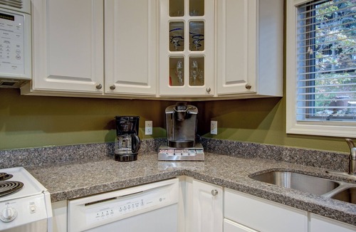 Mount Ida Condo | Mountain Harbor Resort Condo 2Bed 2Bath. Large Screen Deck. Oaklawn 30 minutes.