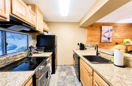 Hidden Valley Apartment | 🌿 Mountain Heights | Hot Tub | Pool Access | Family & Pet Friendly🐾