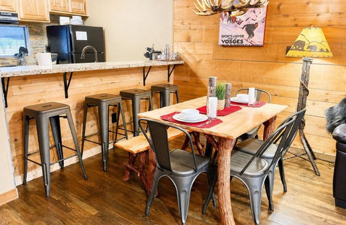 Hidden Valley Apartment | 🌿 Mountain Heights | Hot Tub | Pool Access | Family & Pet Friendly🐾