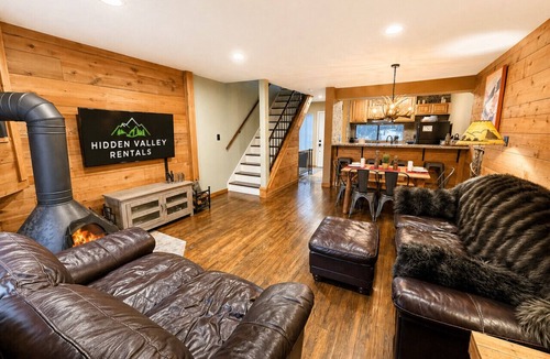 Hidden Valley Apartment | 🌿 Mountain Heights | Hot Tub | Pool Access | Family & Pet Friendly🐾