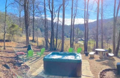 Horse Shoe House | Mountain Hideaway - HOT TUB