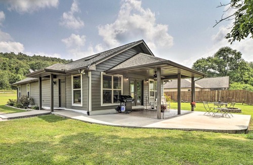Gassville House | Mountain Home Cottage w/Deck on White River!