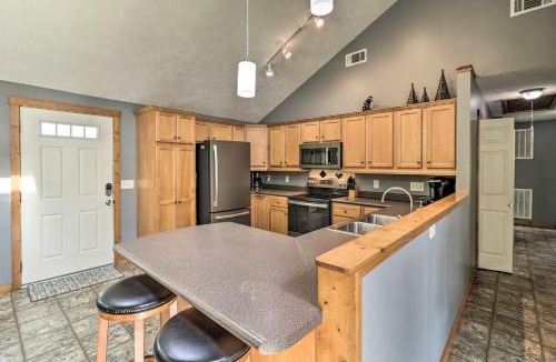 Gassville House | Mountain Home Cottage w/Deck on White River!