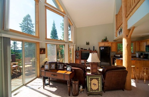 Klamath Falls Cabin | Mountain Home near Lake of the Woods, Ashland and 1 hour to Crater Lake