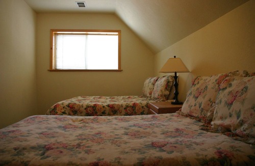 Y Area Cabin | MOUNTAIN HOME LODGE TO A UNIQUE EXTENDED STAY ACRE+ FOR YOUR GROUP 8-40