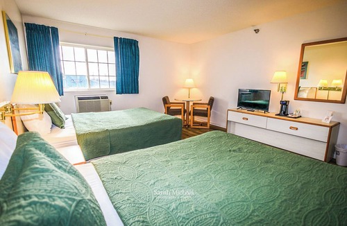 Iron Mountain Hotel | Mountain Host Motor Inn