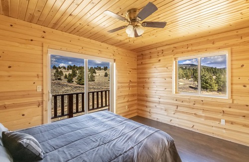 Angel Fire House | Mountain House Sleeps 18, Mins to Ski, Hike, Golf, Fish; Generator; Fenced Yard