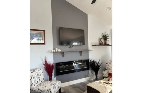 Somerset House | Mountain house with a view near wineries