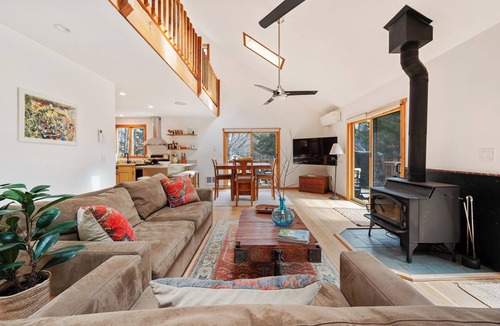 Jewett House | Mountain house with Scandinavian BBQ hut and Hot tub