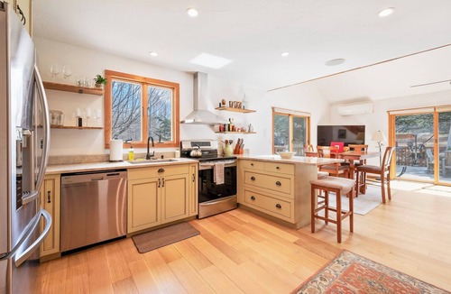 Jewett House | Mountain house with Scandinavian BBQ hut and Hot tub