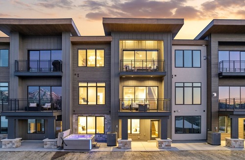 Hideout House | MOUNTAIN LUXE | Panoramic Views + Private Hot Tub